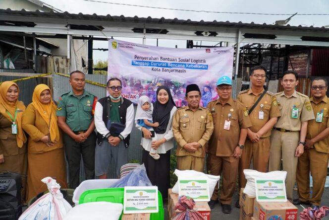 
 Pemko Banjarmasin Serahkan Bantuan Kebakaran di Sungai Andai
