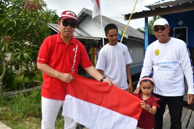 
 Sekdako Bagikan Ribuan Bendera Pada Ujung Selatan Banjarmasin