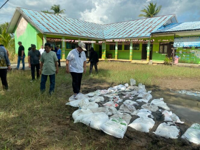 
 Tinjau Langsung ke Lokasi, Wali Kota Banjarmasin Tanggulangi Sementara Halaman Becek SDN Basirih 10