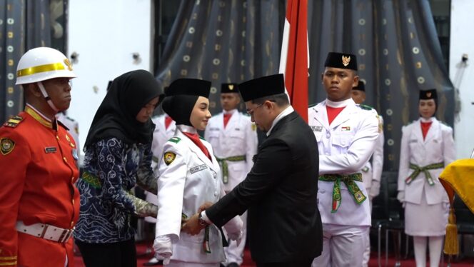 
 Kukuhkan 48 Anggota Paskibraka di HST, Ini Harapan Bupati Aulia