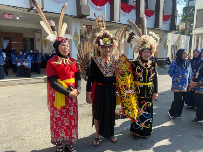 
 Kepala SKPD Pemko Banjarmasin Kenakan Baju Adat di Peringatan Kemerdekaan, Mulai Papua hingga Kalimantan