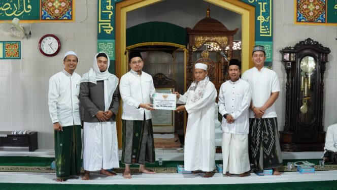 
 Safari ke Masjid di Lok Besar HST, Bupati Aulia Serahkan Hibah