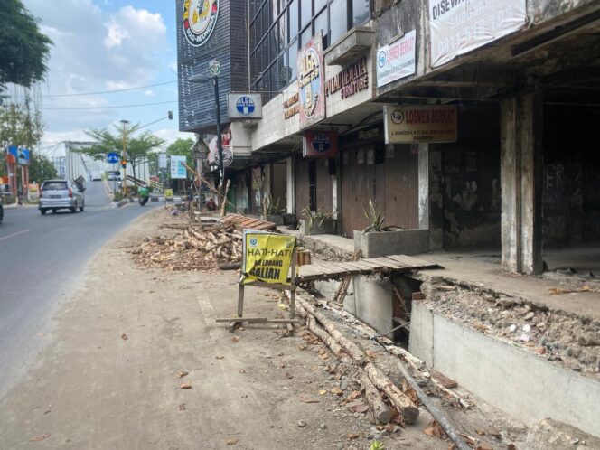 
 Pembenahan Trotoar Tahap Pertama di Kawasan Jalan Hasanuddin