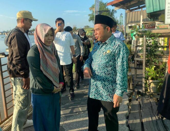 
 Menindaklanjuti Laporan Warga, Wakil Wali Kota Banjarmasin Tinjau Langsung Titian Jalan Amblas di Kampung Hijau
