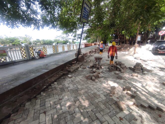 
 Kondisi Tanah Rusak, Trotoar di Sepanjang Bantaran Sungai Martapura Dilakukan Pembenahan