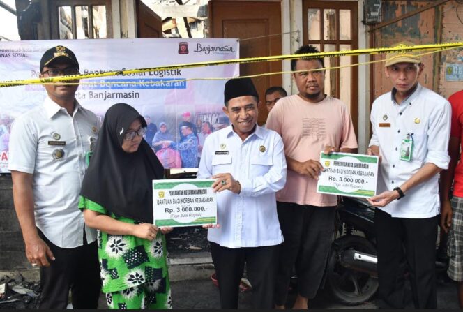 
 Arifin Noor Serahkan Bantuan Dan Ajak Warga Cegah Kebakaran Terulang