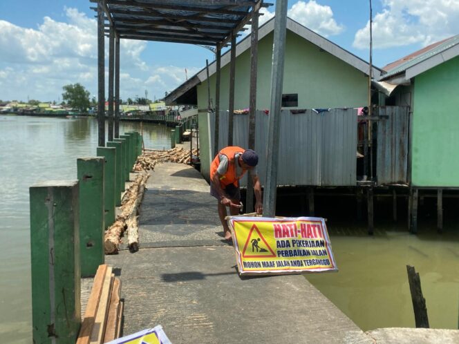 
 Perbaikan Titian Amblas di Jalan Kampung Hijau Sudah Mulai Dikerjakan
