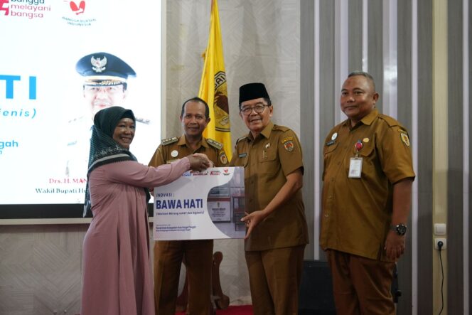 
 Tingkatan Usaha Pedagang di HST, Wabup Mansyah Serahkan Bantuan