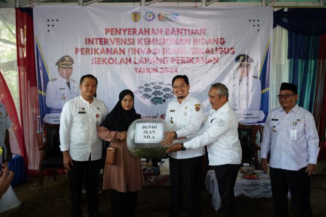 
 Intervensi Kemiskinan di HST, Bupati Aulia Serahkan Bantuan ke Pembudidaya Ikan