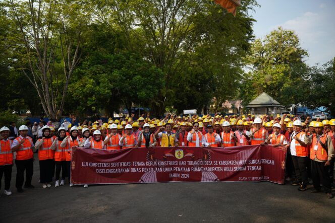 
 Ratusan Tukang di HST Ikut Uji Kompetensi, Bupati Aulia Pinta Serius