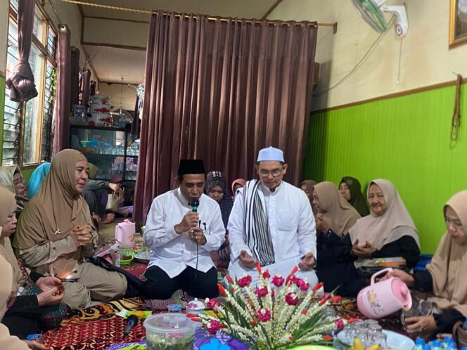 
 Arifin Tunjukkan Komitmen Dukung Insentif Guru Ngaji dan Marbot Saat Berdialog Bersama Warga Pekapuran B
