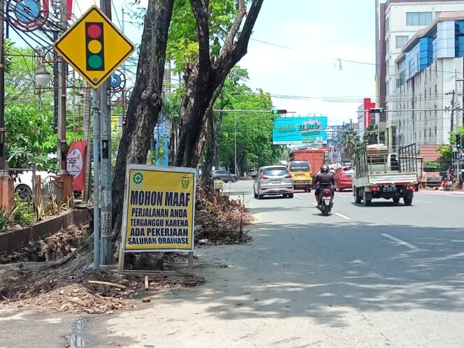 
 Demi Lancarkan Proses Pembenahan Trotoar dan Drainase di Banjarmasin, Sejumlah Pohon Peneduh Ditebang