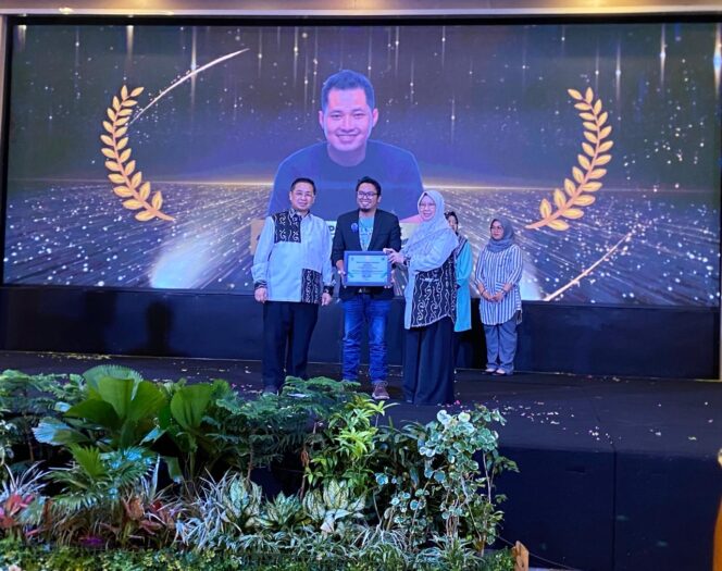 
 Wali Kota Banjarmasin Berikan Apresiasi Penghargaan Kepada 44 Pemuda Inspiratif di Kota Banjarmasin