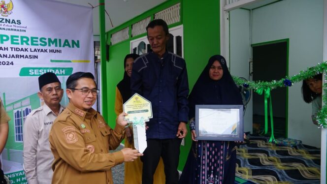 
 Pemko dan Baznas Banjarmasin Serahkan Program Perbaikan 10 Unit Rutilahu Warga 2024