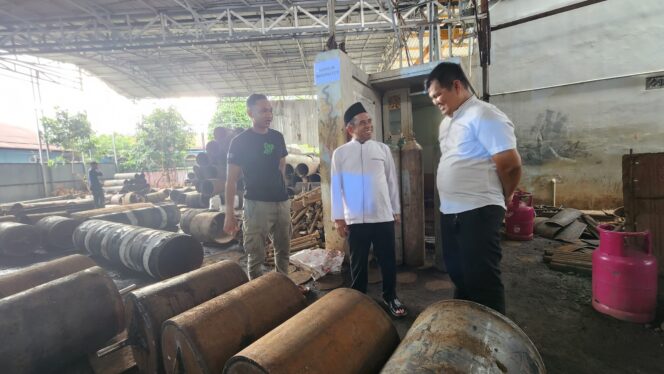 
 Memantau Langsung, Arifin Peduli Keberlangsungan Pengrajin Besi di Kuin Selatan