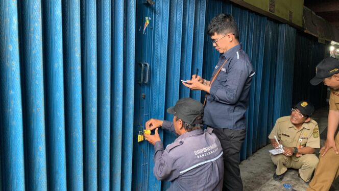 
 Nunggak Bayar Retribusi, Sejumlah Toko di Pasar Baru Disegel