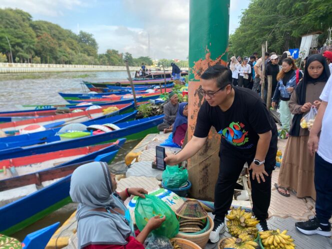 
 Pasar Terapung Siring Menara Pandang Sudah Bisa Transaksi Digital Menggunakan QRIS