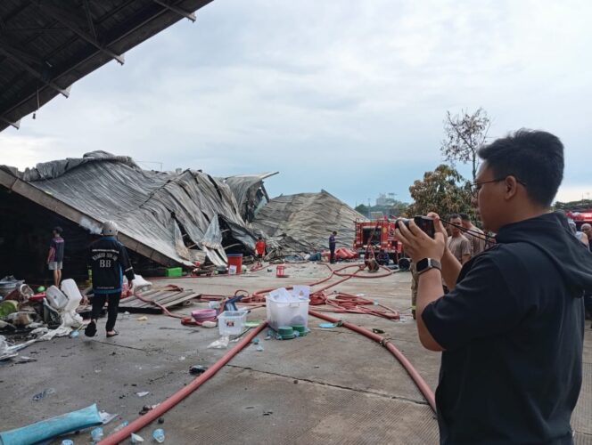 
 Memantau Kebakaran Besar di Belitung, Arifin – Akbari Berkomitmen Tingkatkan Kesejahteraan Damkar