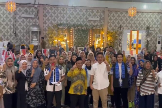 
 Arifin – Akbari Temu Sapa Warga Kampung Jelujur, Berjanji Tingkatkan Kesejahteraan Pengrajin Sasirangan