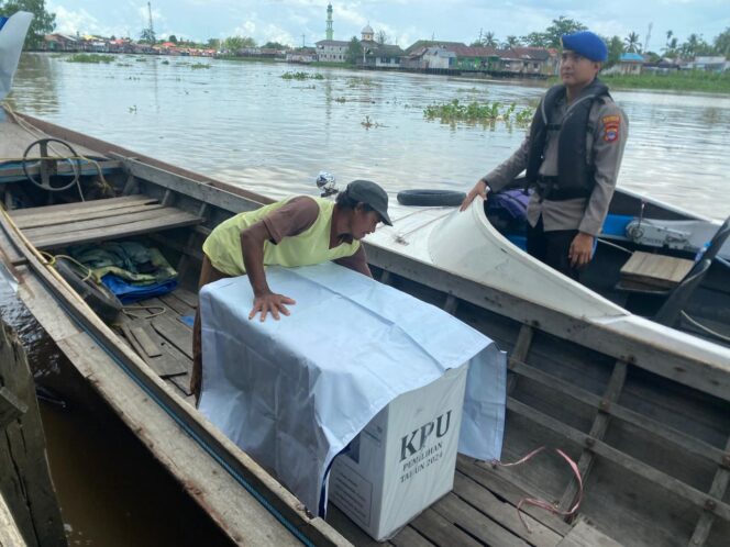 
 KPU Banjarmasin Distribusikan Logistik Pilkada 2024 di Wilayah Bantaran Sungai 