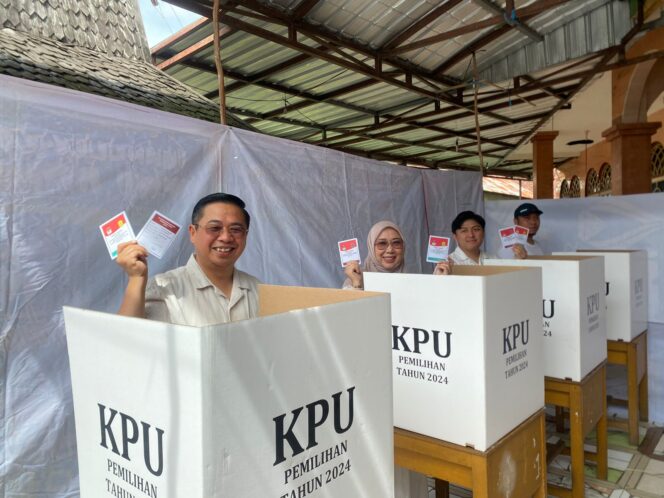
 Tunaikan Hak Pilih Bersama Keluarga, Wali Kota Banjarmasin Imbau Masyarakat Gunakan Hak Pilihnya di Pilkada 2024