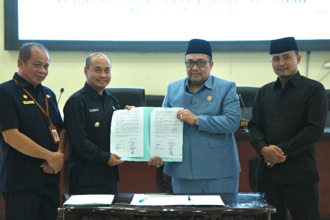 
 Sekaligus Pamit, Pjs Bupati Faried Hadiri Pengesahan APBD HST 2024