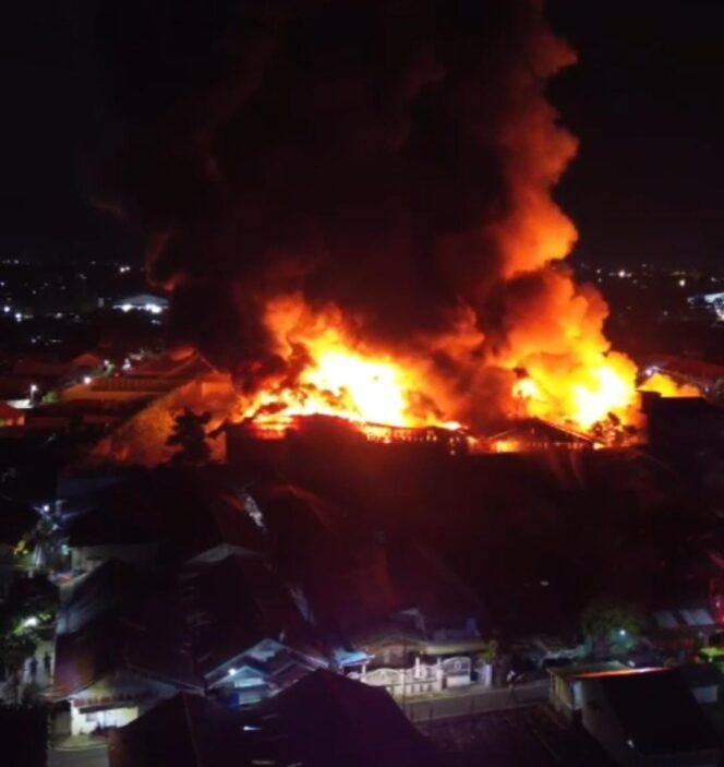 
 Rekam layar dari sebuah video kebakaran di Jalan Belitung yang banyak beredar di media sosial (istimewa).
