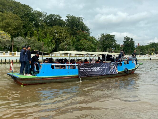 
 Susur Sungai Martapura, Bawaslu Banjarmasin Deklarasikan Anti Money Politik