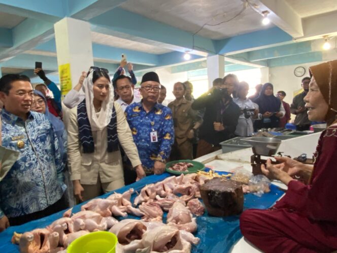 
 Wamen Perdagangan RI Lakukan Peninjauan Pasar Pandu Sekaligus Penyerahan Serifikat SNI
