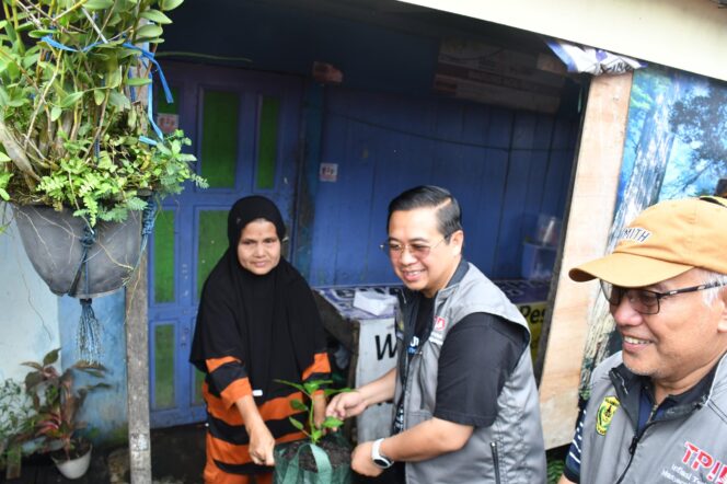 
 Upaya Pengendalian Inflasi, TPID Banjarmasin Bagikan 2 Ribu Bibit Cabai Pada Warga Kampung Biru