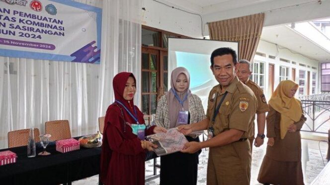 
 Pembuatan Tas Kombinasi, Komitmen Pemkab HST Dorong IKM