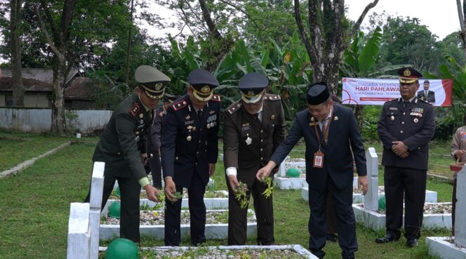 
 Ziarah ke TMP Sampai Bingkisan Sekda Yani Warnai Peringatan Hari Pahlawan di HST