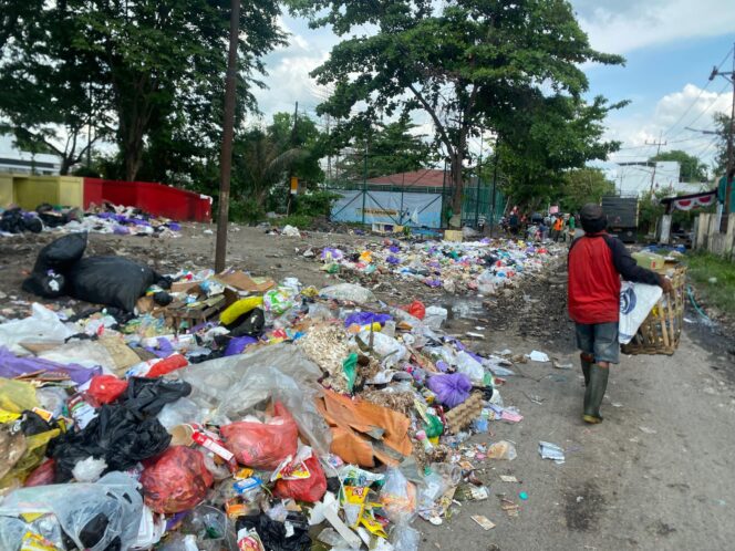 
 Tumpukan Sampah di TPS RK Ilir Kian Memprihatikan