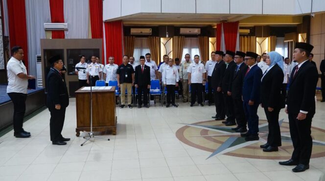
 Lantik Direksi dan Dewan Pengawas Perumda Pasar Baiman, Wali Kota Banjarmasin Beri Target 1 Tahun
