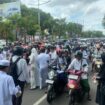 ket foto : Suansana kedatangan jamaah Haul Guru Sekumpul melintasi jalan Kota Banjarmasin tahun 2023 lalu.