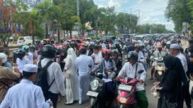 ket foto : Suansana kedatangan jamaah Haul Guru Sekumpul melintasi jalan Kota Banjarmasin tahun 2023 lalu.