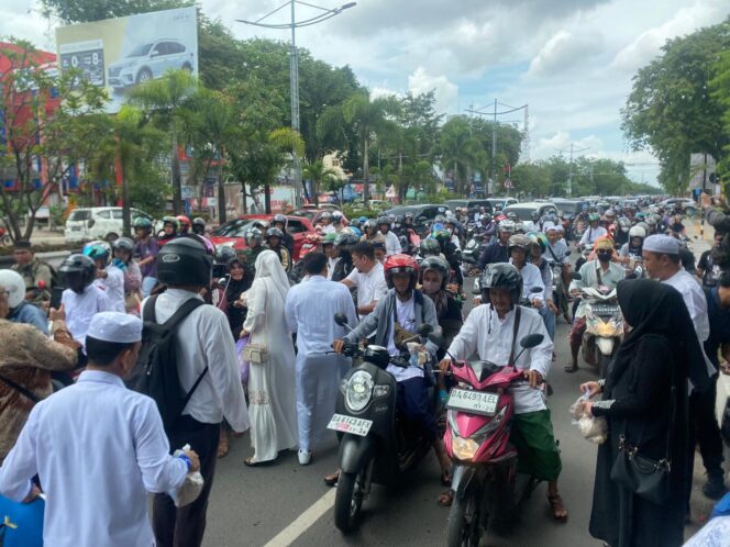 
 ket foto : Suansana kedatangan jamaah Haul Guru Sekumpul melintasi jalan Kota Banjarmasin tahun 2023 lalu.