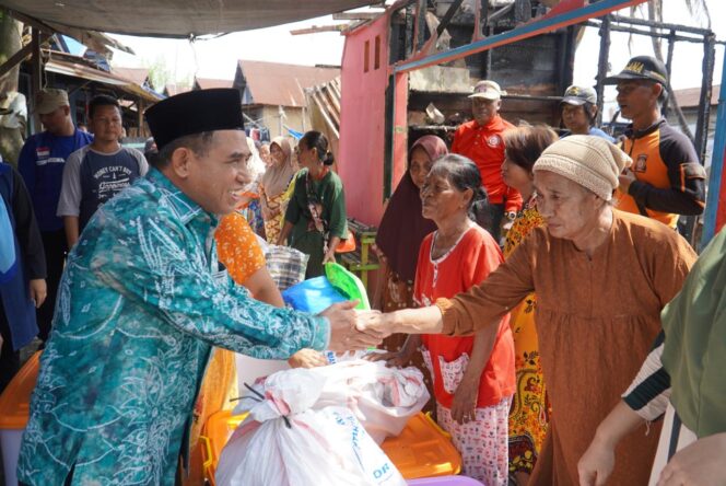 
 Wawali Serahkan Bantuan Korban Kebakaran di Gang Sekata Banjarmasin Barat