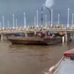 Ket foto : Sebuah kapal tongkat nyangkut di bawah Jembatan Pasar Lama (tangkap layar dari media sosial Wali Kota Banjarmasin)