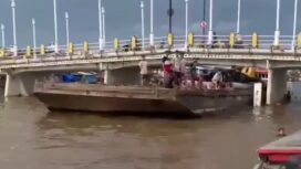 Ket foto : Sebuah kapal tongkat nyangkut di bawah Jembatan Pasar Lama (tangkap layar dari media sosial Wali Kota Banjarmasin)