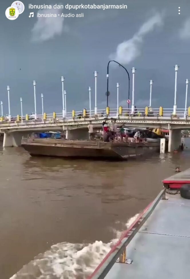 
 Ket foto : Sebuah kapal tongkat nyangkut di bawah Jembatan Pasar Lama (tangkap layar dari media sosial Wali Kota Banjarmasin)
