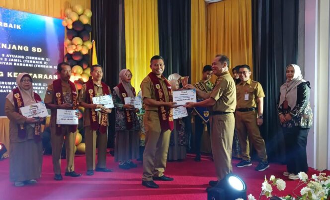 
 Serahkan Apresiasi GTK, Bupati Aulia Minta Terus Berkarya