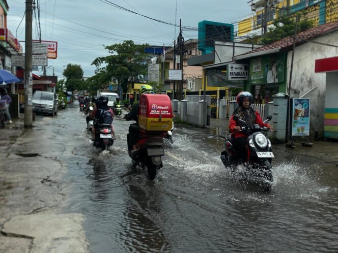 
 Hujan Terus Menguyur Banjarmasin, Sejumlah Titik Tergenang Banjir Rob