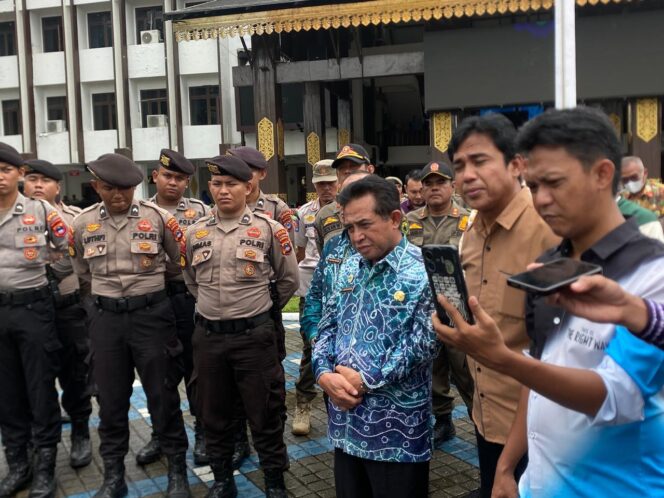 
 Puluhan Massa Desak Usut Dugaan KKN di RSUD Sultan Suriansyah dan Kasus Perselingkuhan ASN