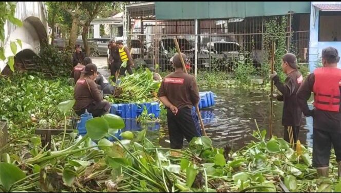 
 BPBD Banjarmasin Gotong Royong Bersama Pasukan Turbo Lakukan Pembersihan di Sungai dan Drainase Tersumbat