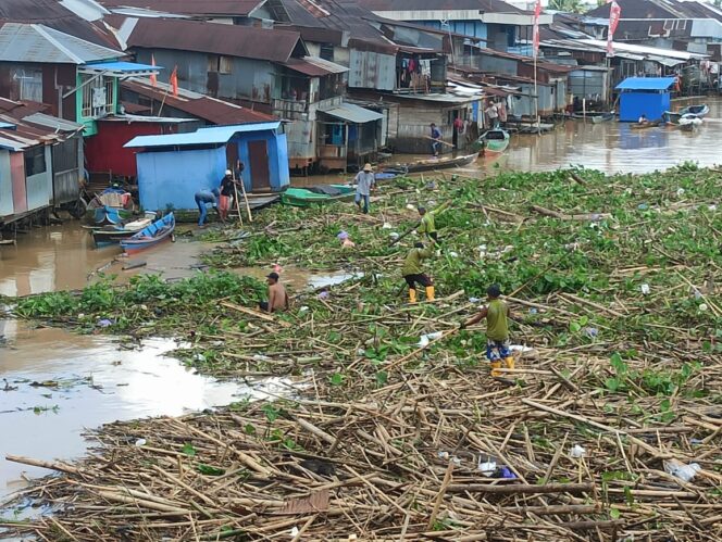 
 Pampangan Penuhi Bawah Jembatan Pasar Lama, Pasukan Turbon Diterjunkan