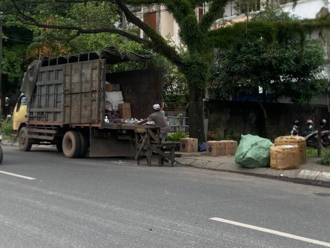 
 Aktivitas Bongkar Muat Memakan Jalan Ganggu Lalu Lintas, Dishub dan DPRD Banjarmasin Carikan Solusi