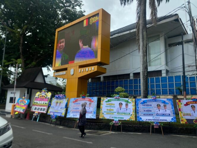 
 Pelantikan Serentak Kepala Daerah Ditayangkan di Videotron Balai Kota, Sepi Penonton