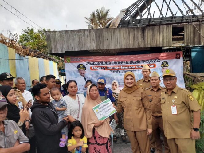
 Wakil Wali Kota Banjarmasin Serahkan Bantuan Kebakaran di Hari Pertama Kerja