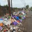 Ket foto : Kondisi tumpukan sampah di TPS Basirih meluber ke jalan.